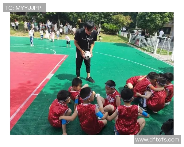 迷你足球球星崛起：小场地大梦想，挑战极限展现非凡才华